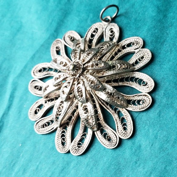 2/20$ Gorgeous vintage filigree flower silver tone - Picture 3 of 5